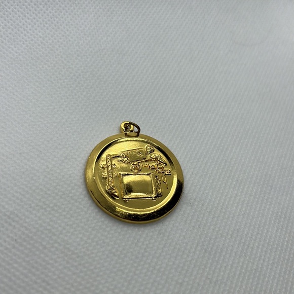 VINTAGE TECHNOLOGY TV PRODUCTION PENDANT CHARM GOLD TONE - Picture 3 of 10